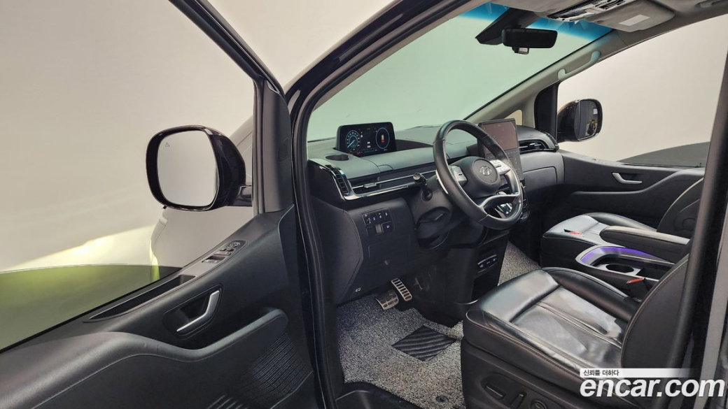 Hyundai Staria Lounge 7-Seater, 2022