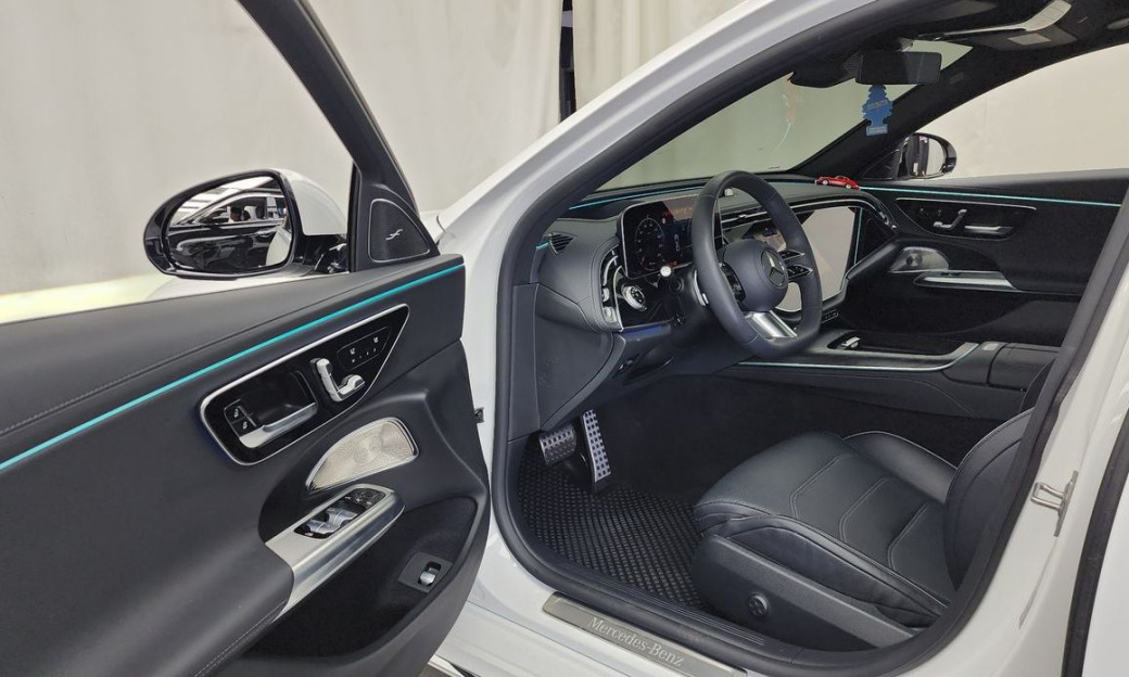 Mercedes-Benz E-Class E300 4MATIC AMG Line, 2024