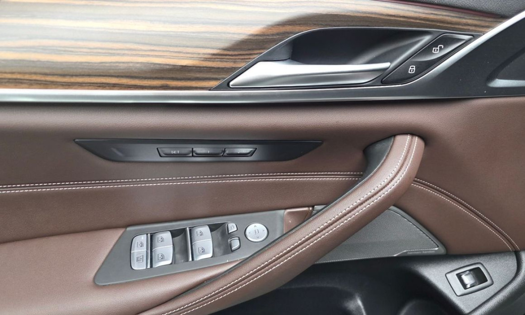 BMW 5-Series 530i xDrive Luxury, 2022
