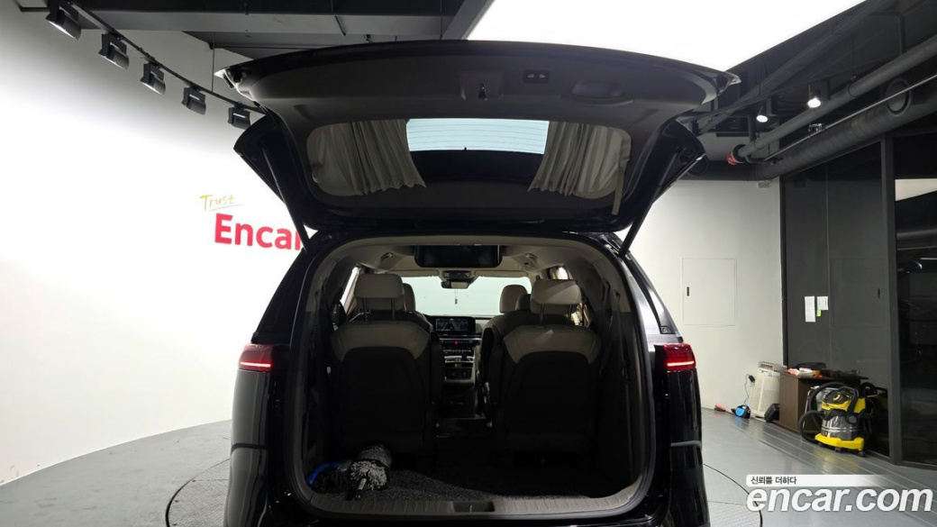 Kia Carnival 9-Seater Hi-Limousine, 2021