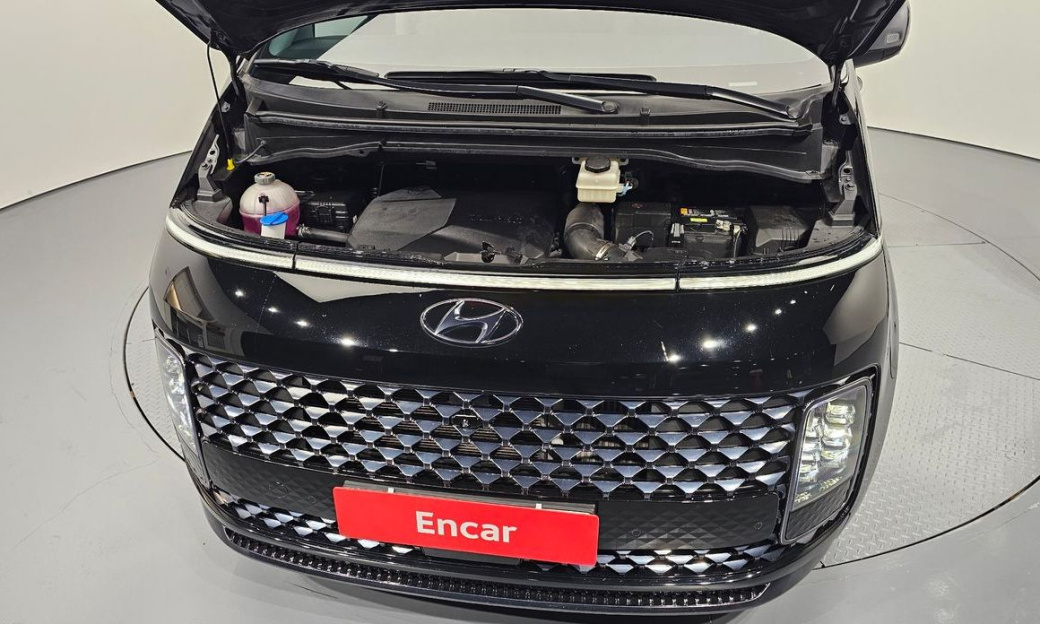 Hyundai Staria 4WD Lounge 9-Seater, 2022