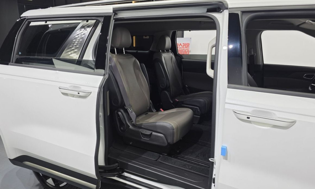 Kia Carnival 7-Seater Outdoor, 2025