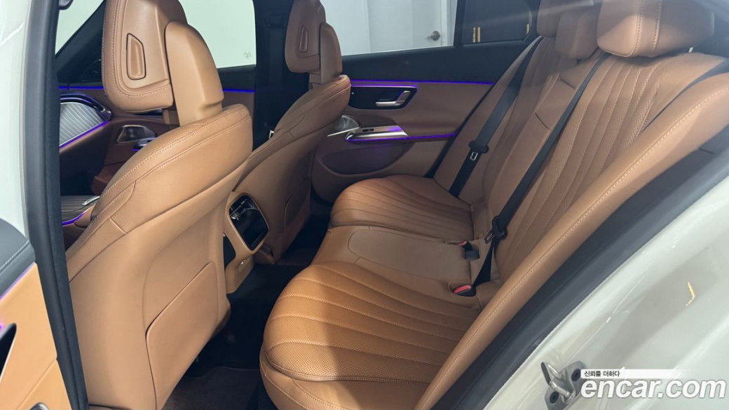 Mercedes-Benz E-Class E300 4MATIC Exclusive, 2025