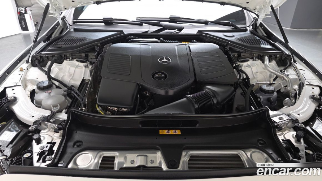 Mercedes-Benz E-Class E300 4MATIC Exclusive, 2025