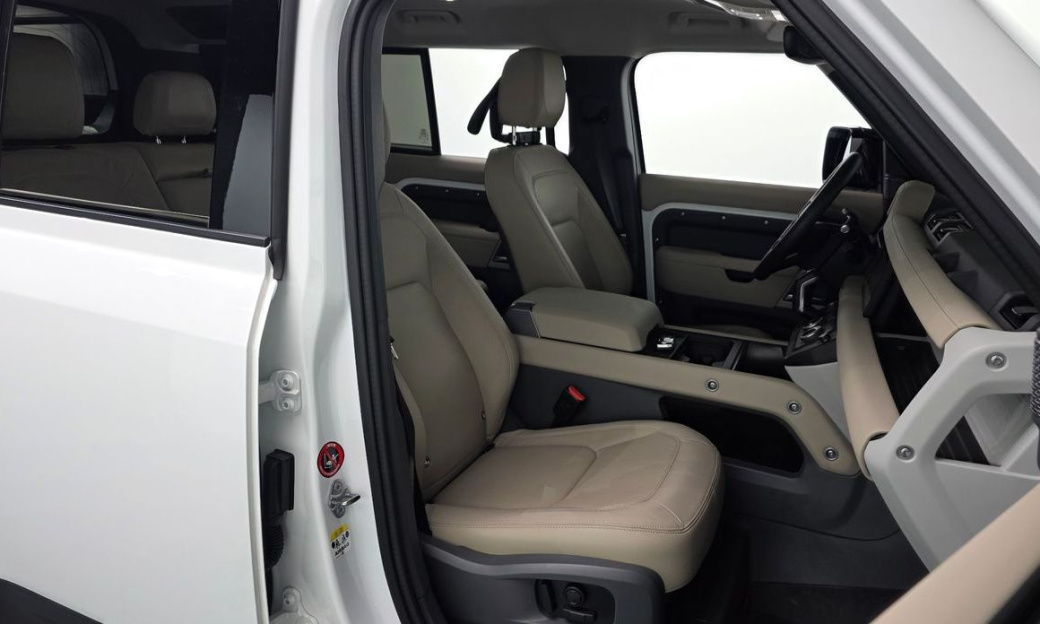 Land Rover Defender 110 D250 SE, 2024