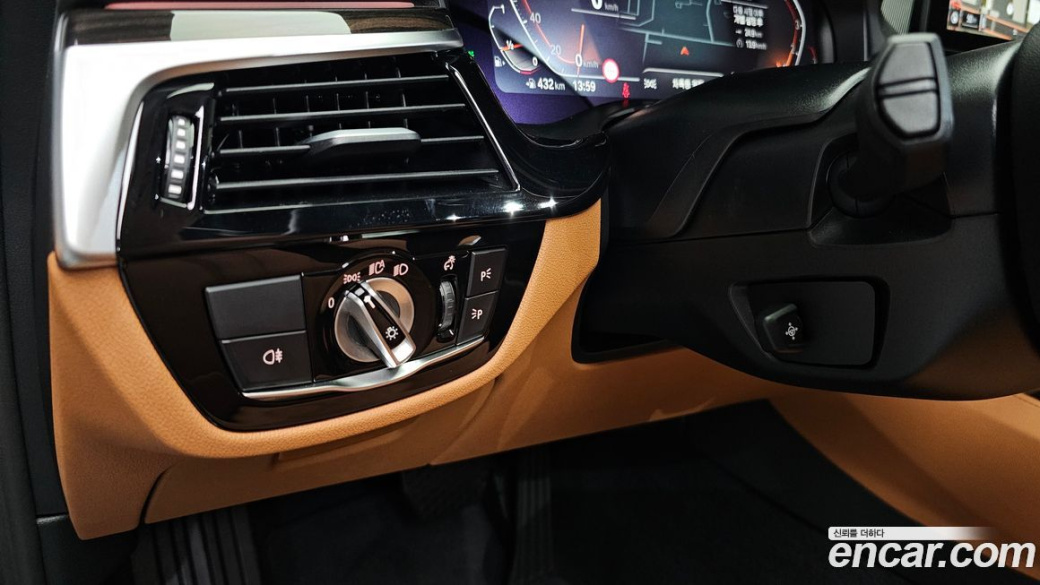 BMW 5-Series 520i Luxury, 2023