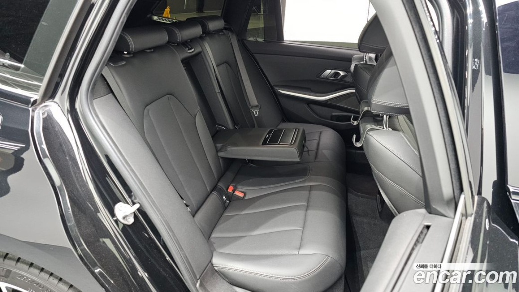 BMW 3-Series 320i Touring M Sports, 2024