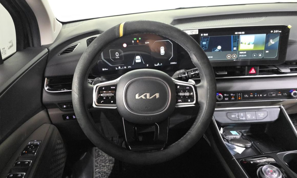 Kia Carnival 7-Seater Outdoor, 2025