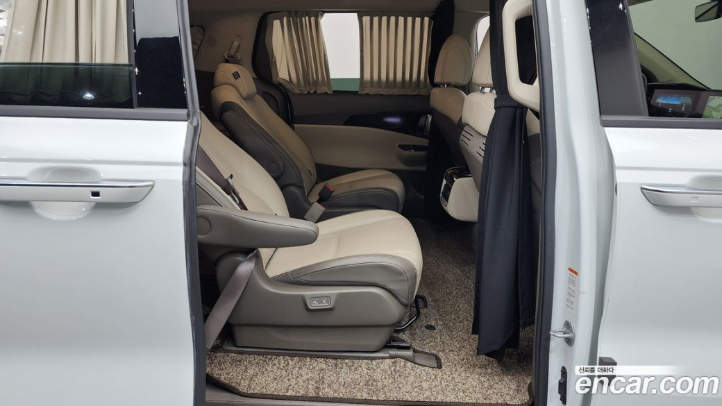 Kia Carnival 9-Seater Hi-Limousine, 2023