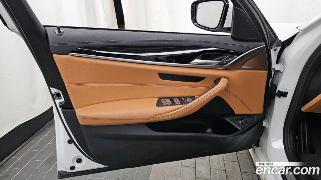 BMW 5-Series 520i Luxury, 2022