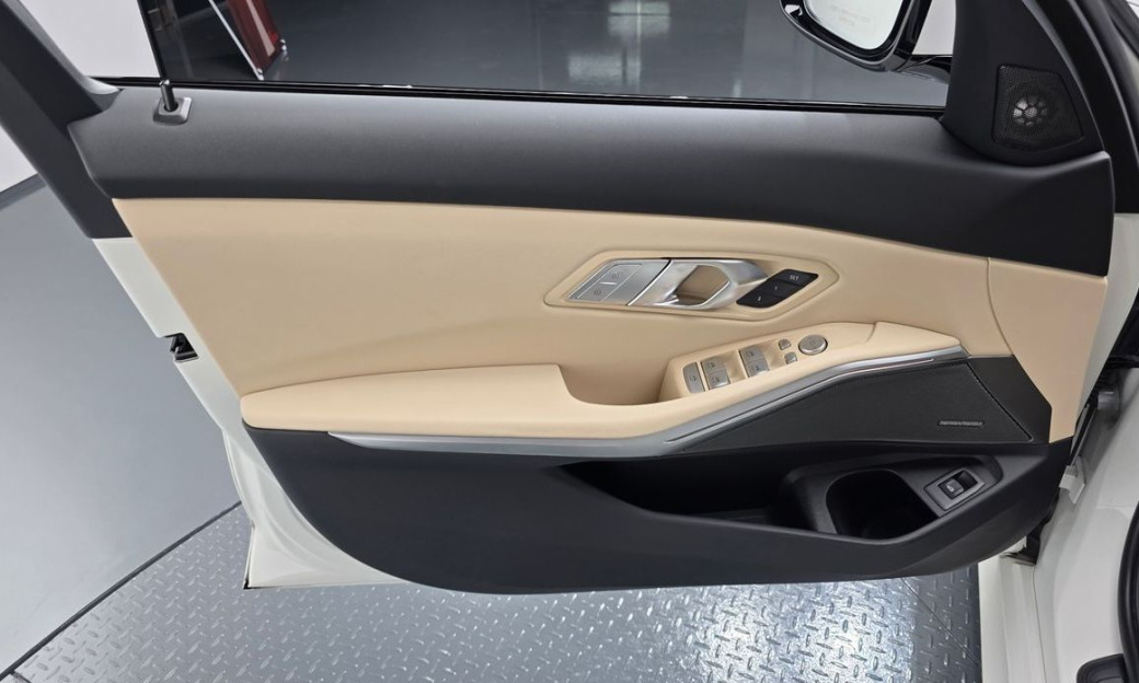 BMW 3-Series 320i M Sport, 2024
