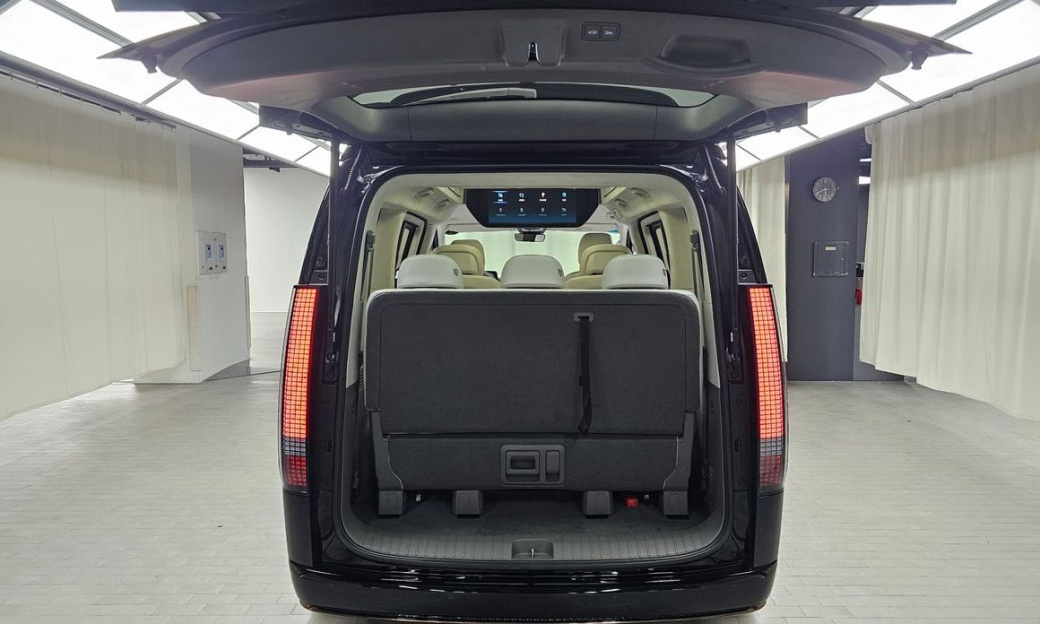 Hyundai Staria 4WD Lounge 7-Seater, 2022