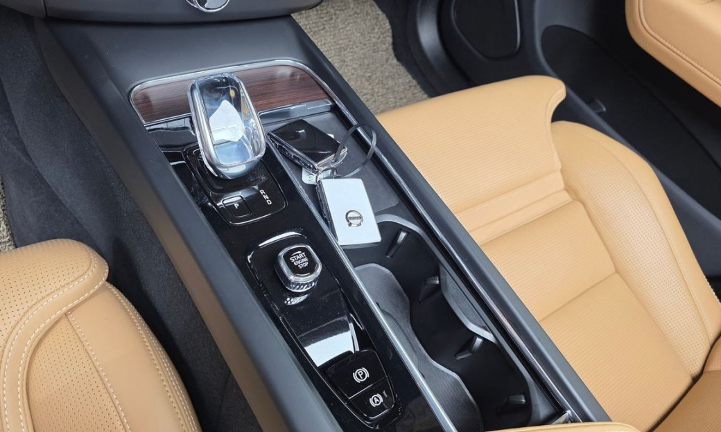 Volvo XC60 B5 Inscription, 2022