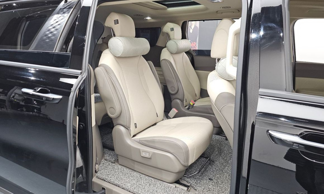 Kia Carnival 9-Seater Signature, 2024