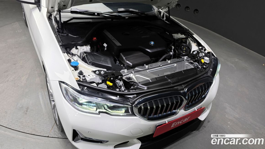 BMW 3-Series 320i Luxury, 2022