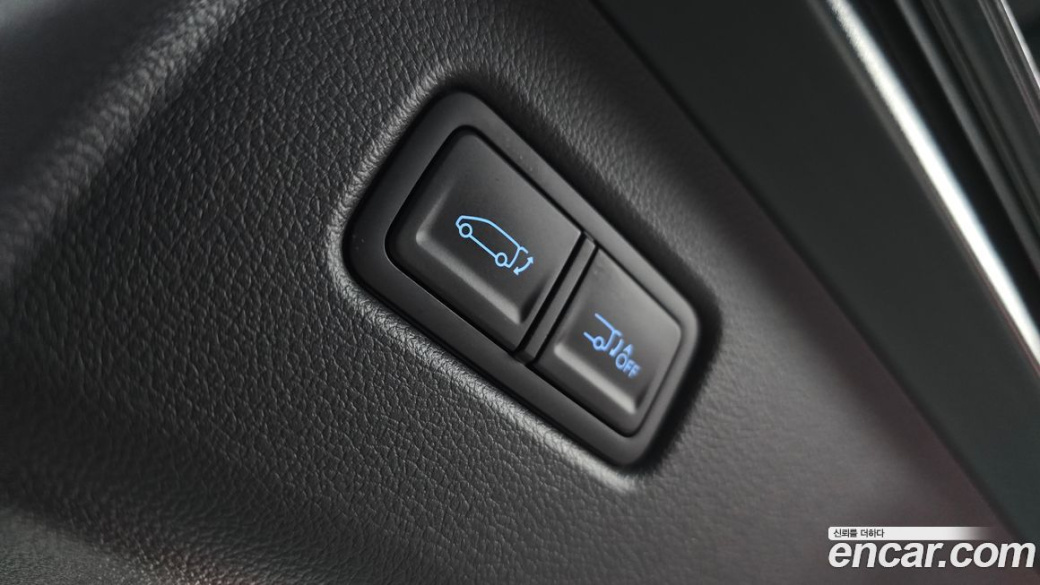 Hyundai Staria 4WD Lounge 7-Seater, 2025