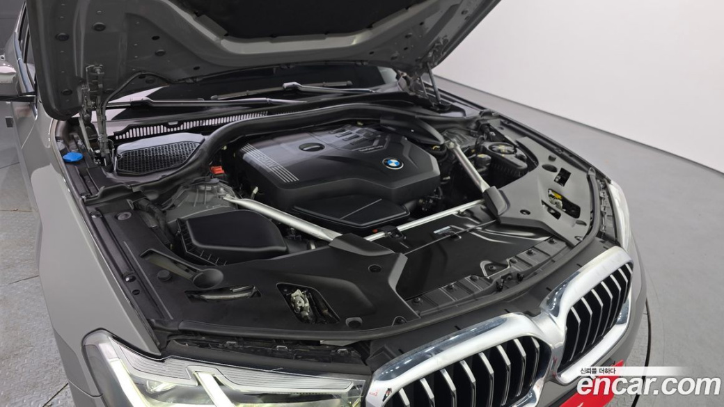 BMW 5-Series 520i Luxury, 2022