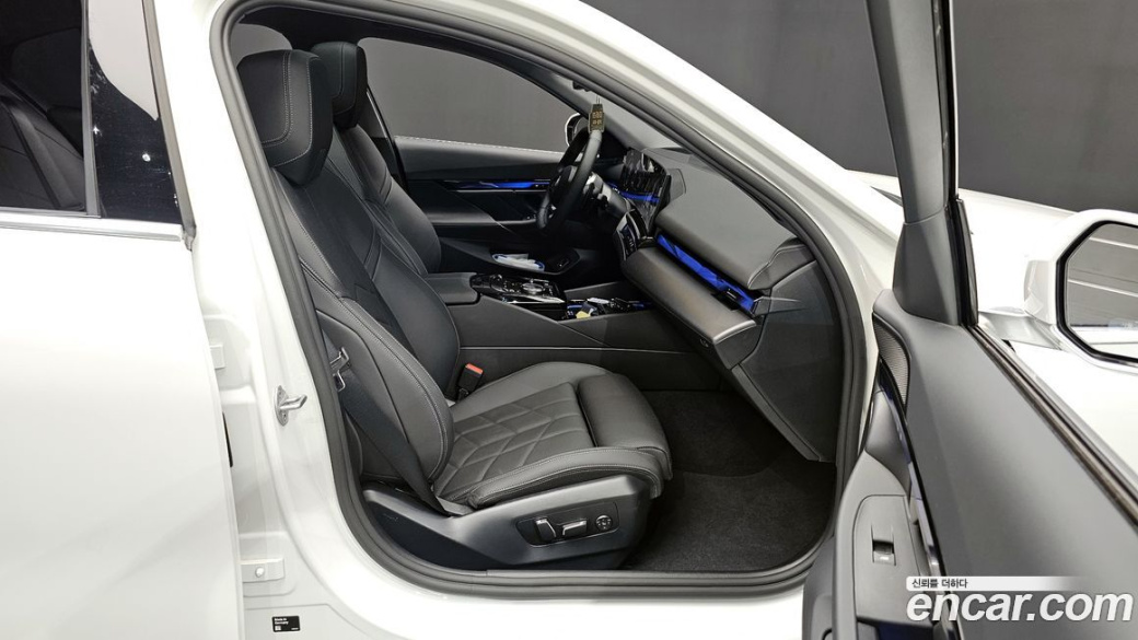 BMW 5-Series 520i, 2025