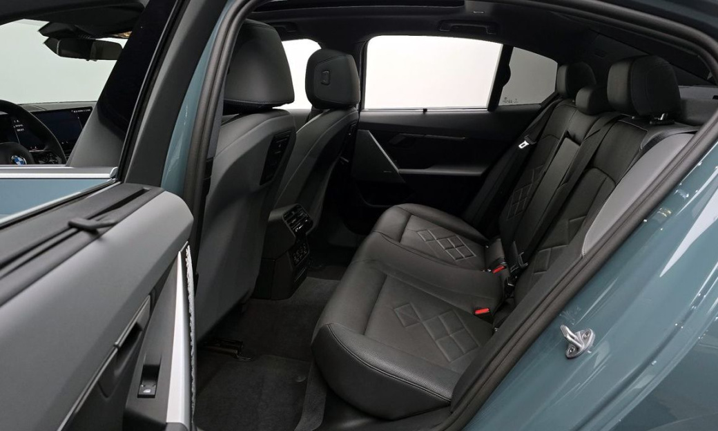 BMW 5-Series 530i xDrive, 2025