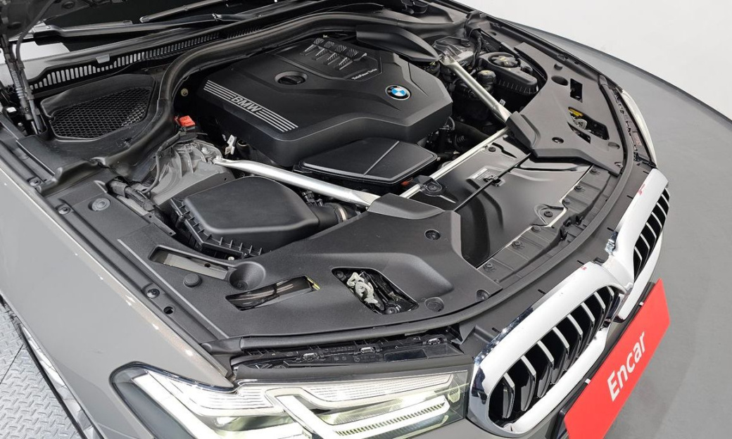 BMW 5-Series 520i Luxury, 2022