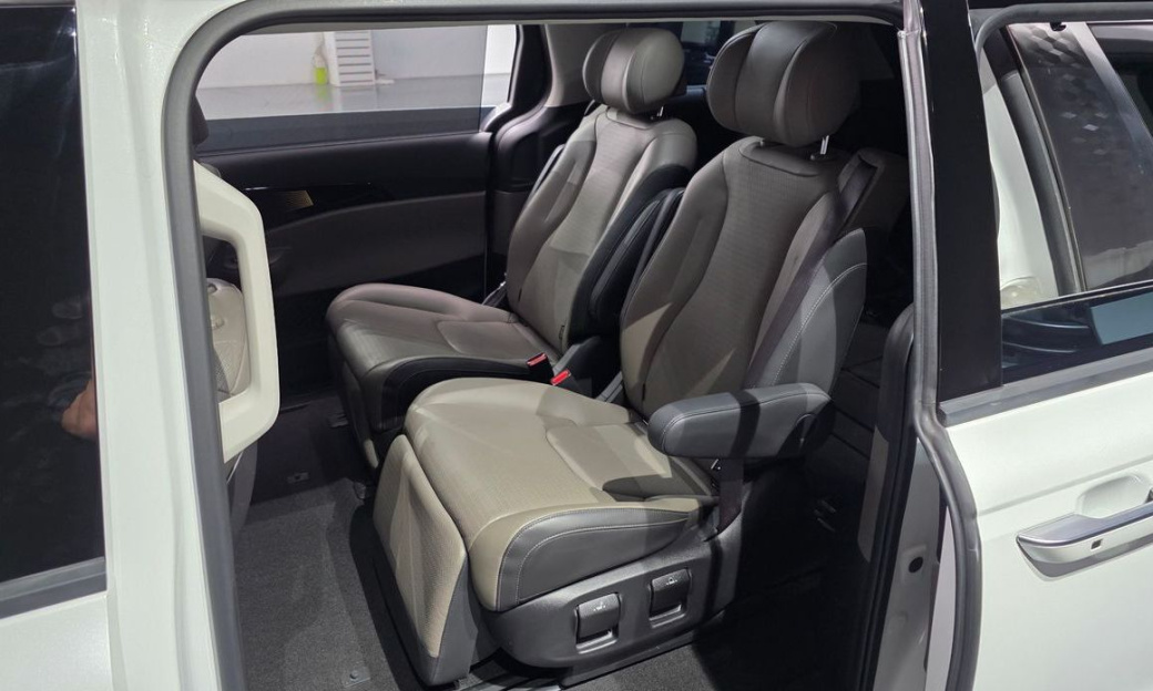 Kia Carnival 7-Seater Signature, 2024