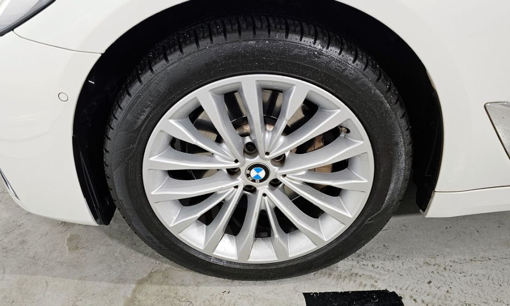 BMW 5-Series 530i Luxury, 2022