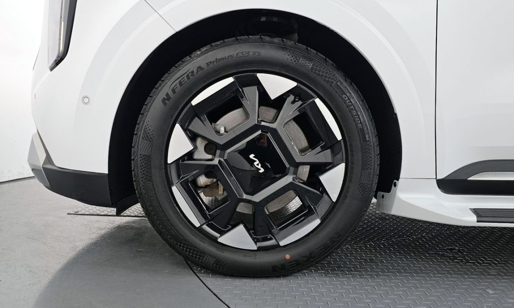 Kia Carnival 9-Seater Signature, 2024