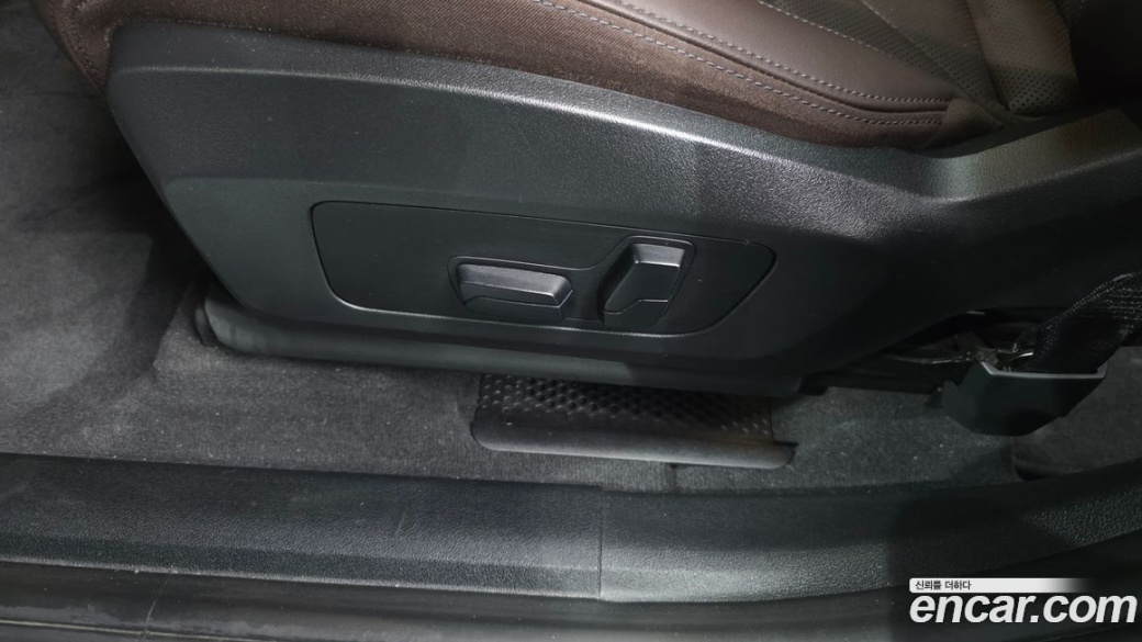 BMW 2-Series 220i Luxury, 2024