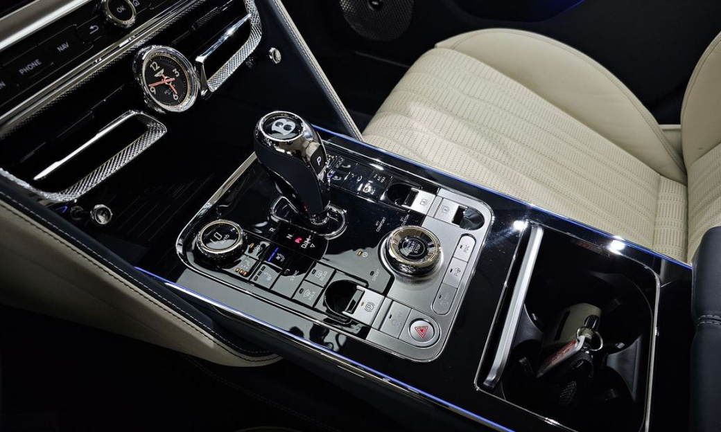 Bentley Flying Spur 4.0 Azure, 2024