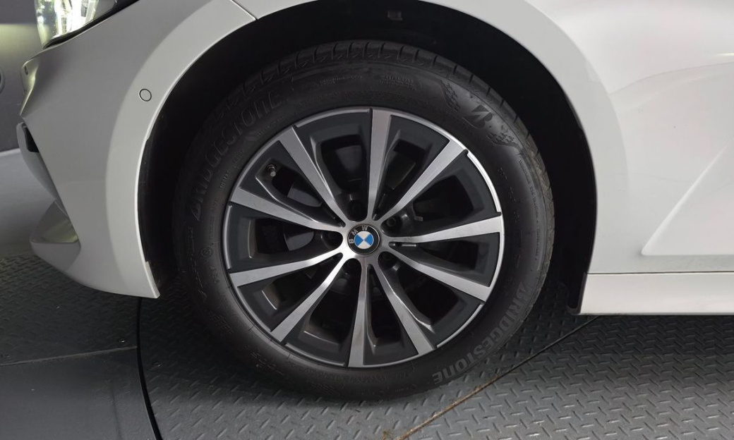 BMW 3-Series 320i, 2024