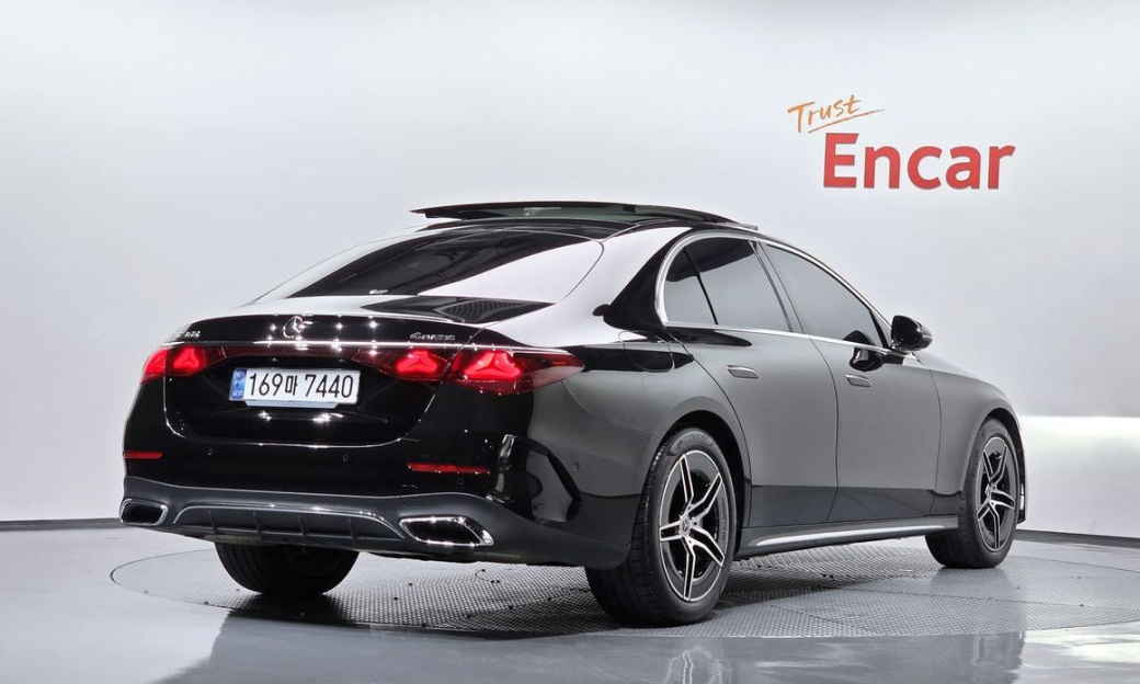 Mercedes-Benz E-Class E300 4MATIC AMG Line, 2025