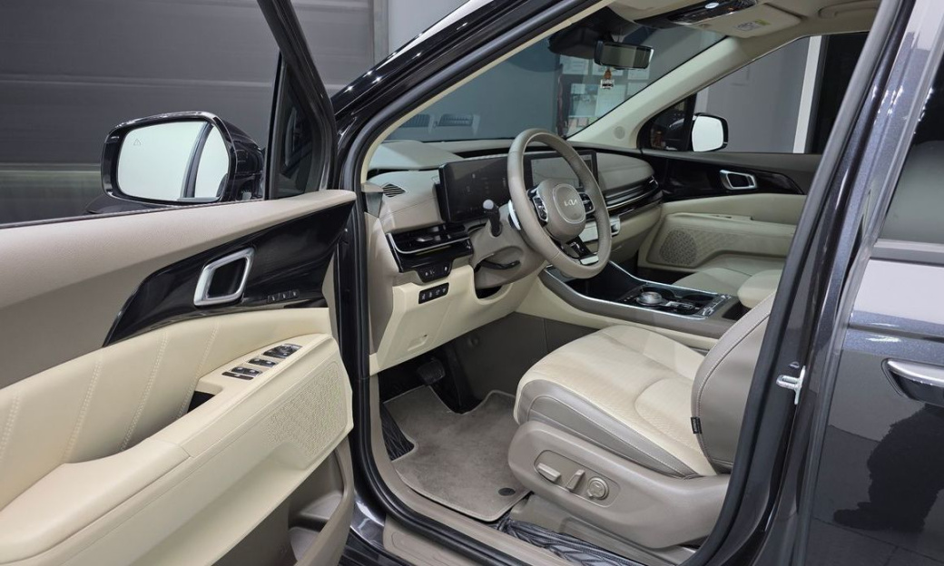 Kia Carnival 7-Seater Signature, 2024
