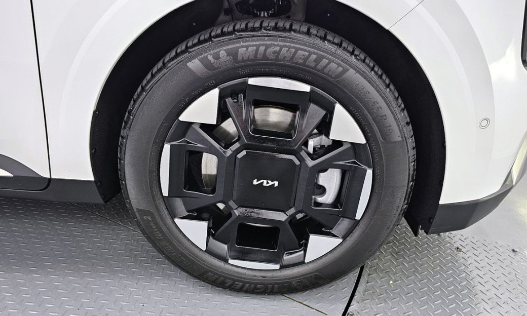 Kia Carnival 9-Seater Signature, 2025