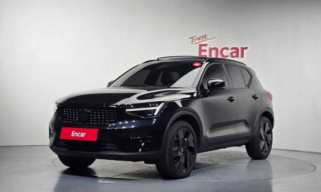 Volvo XC40 B4 Black Edition, 2025