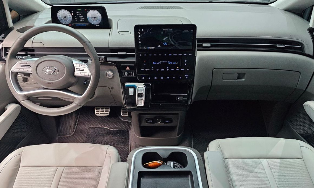 Hyundai Staria Lounge 7-Seater, 2022