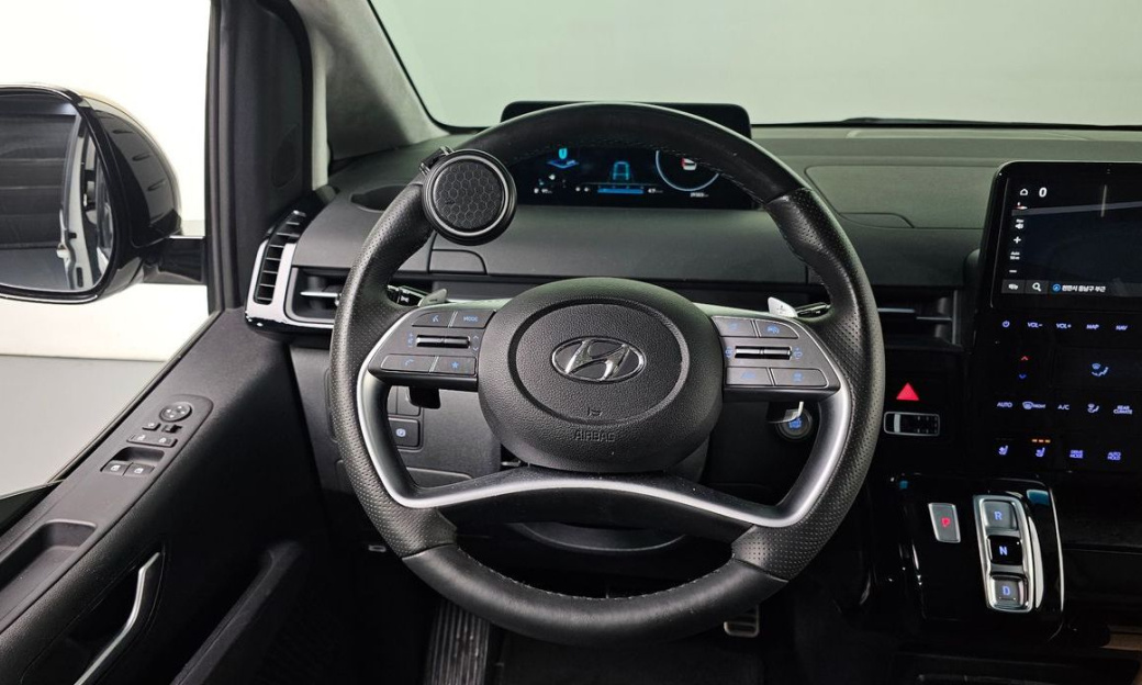 Hyundai Staria Lounge 9-Seater, 2024