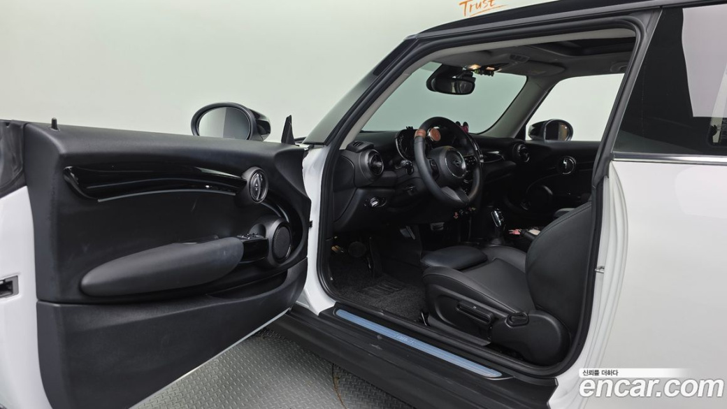 Mini Cooper Classic Plus Launch Pack, 2023