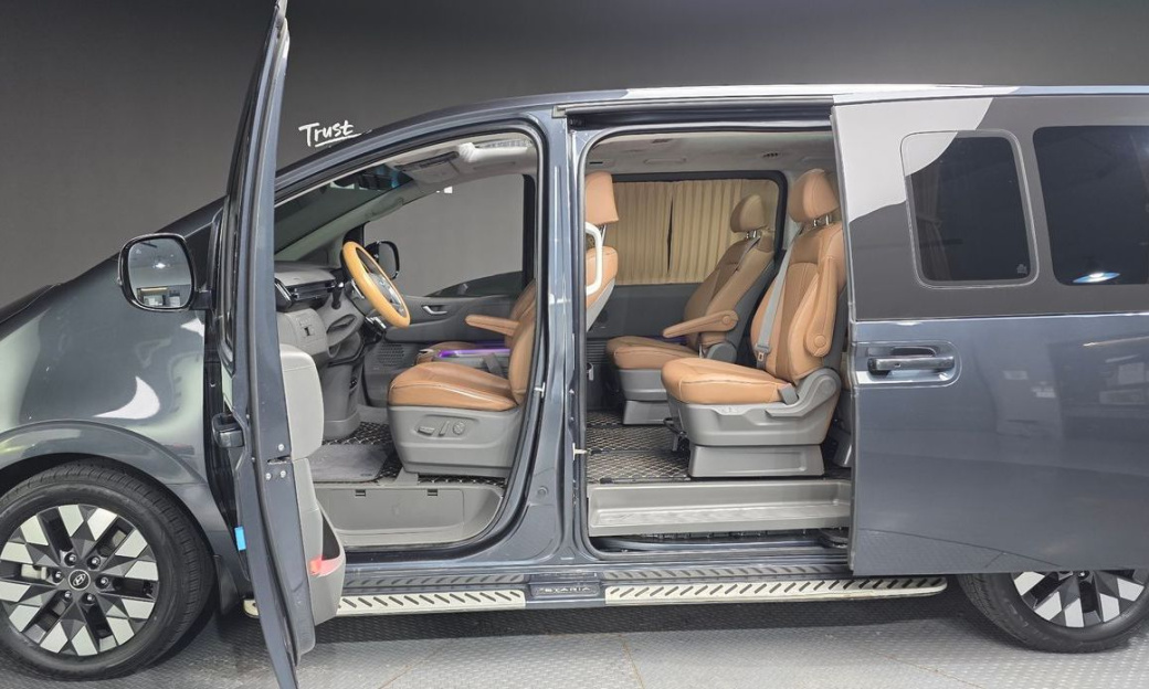 Hyundai Staria Lounge 9-Seater, 2023