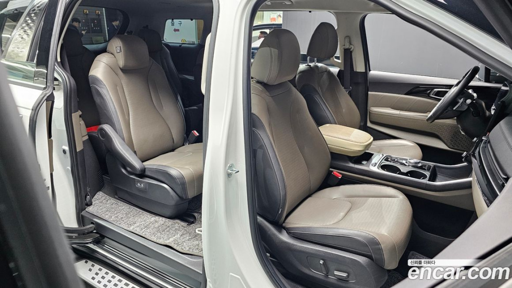 Kia Carnival 9-Seater Signature, 2024