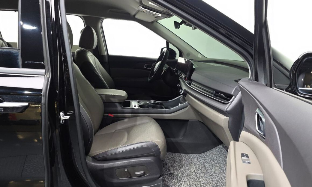 Kia Carnival 7-Seater Outdoor, 2025