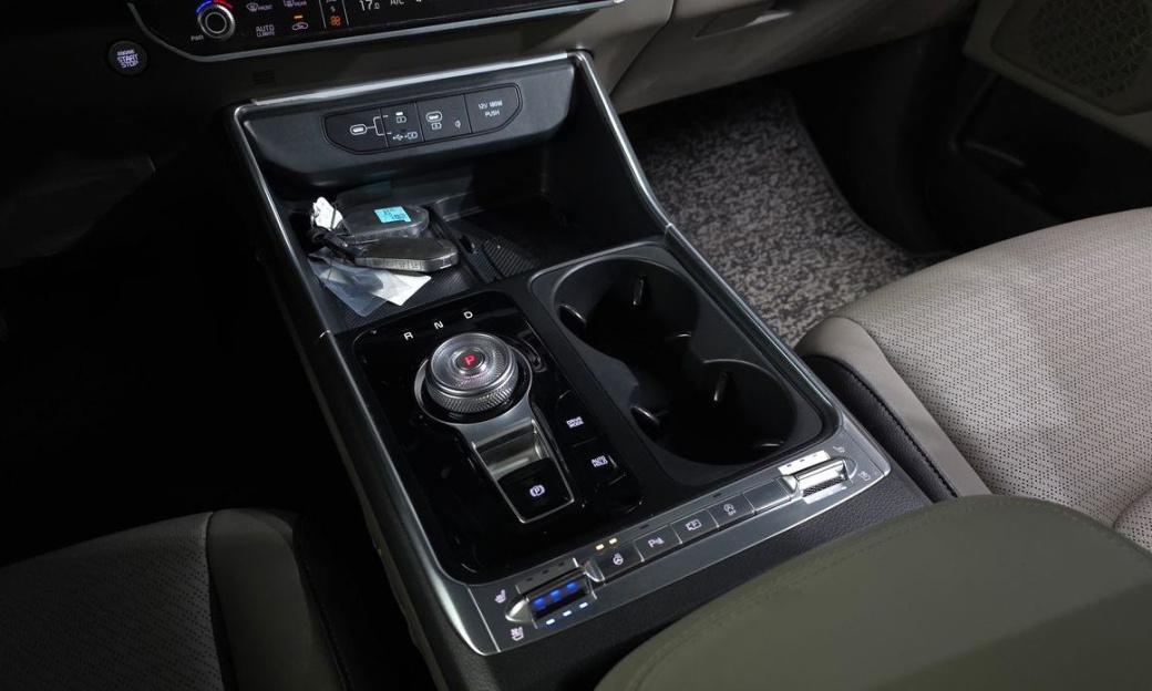 Kia Carnival 7-Seater Outdoor, 2025