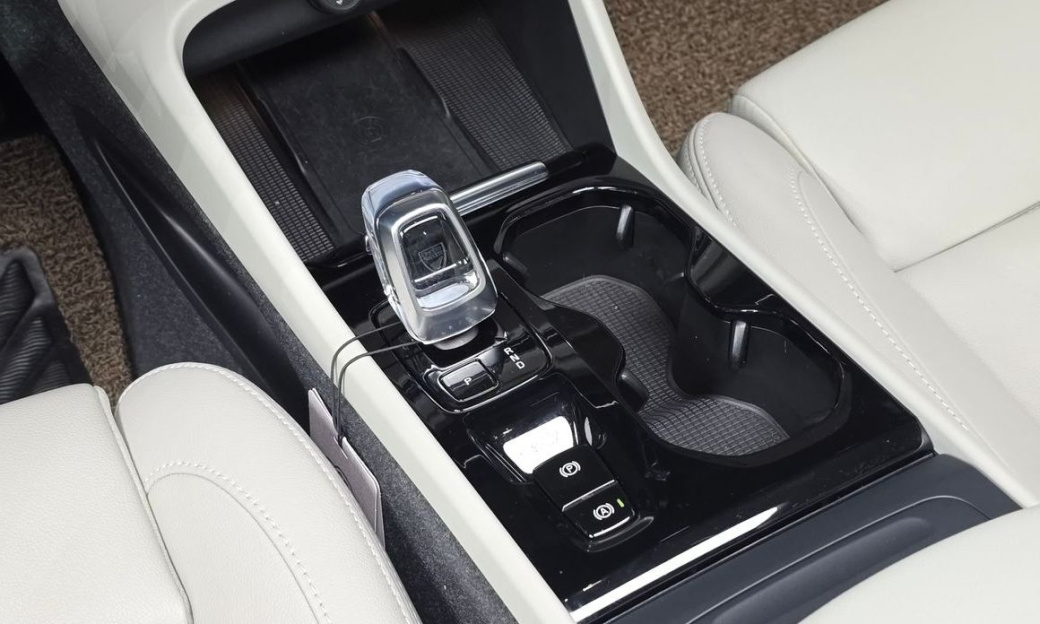 Volvo XC40 B4 Ultimate Bright, 2024