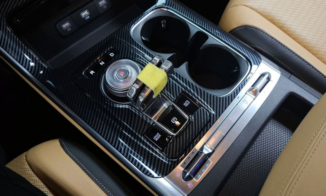 Kia Carnival 7-Seater Outdoor, 2023