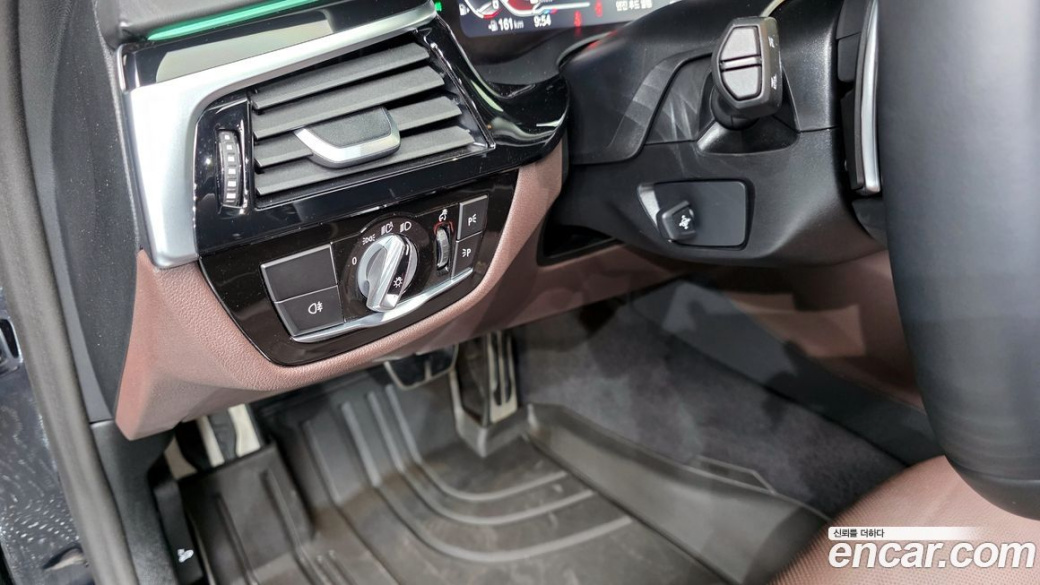 BMW 5-Series M550i xDrive, 2023