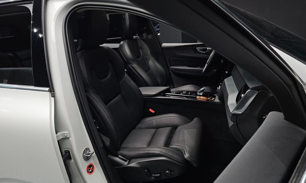 Volvo XC60 B6 Ultra Bright, 2025