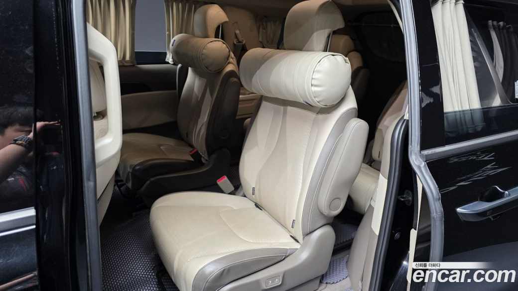 Kia Carnival 9-Seater Hi-Limousine, 2023