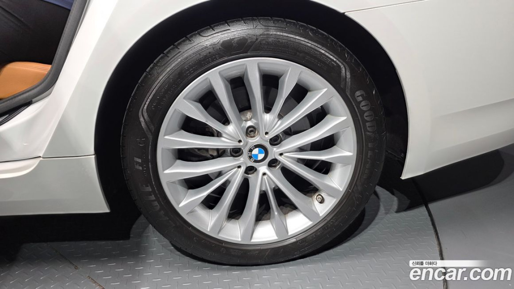 BMW 5-Series 520i Luxury, 2023