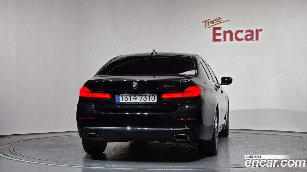 BMW 5-Series 520i Luxury, 2023
