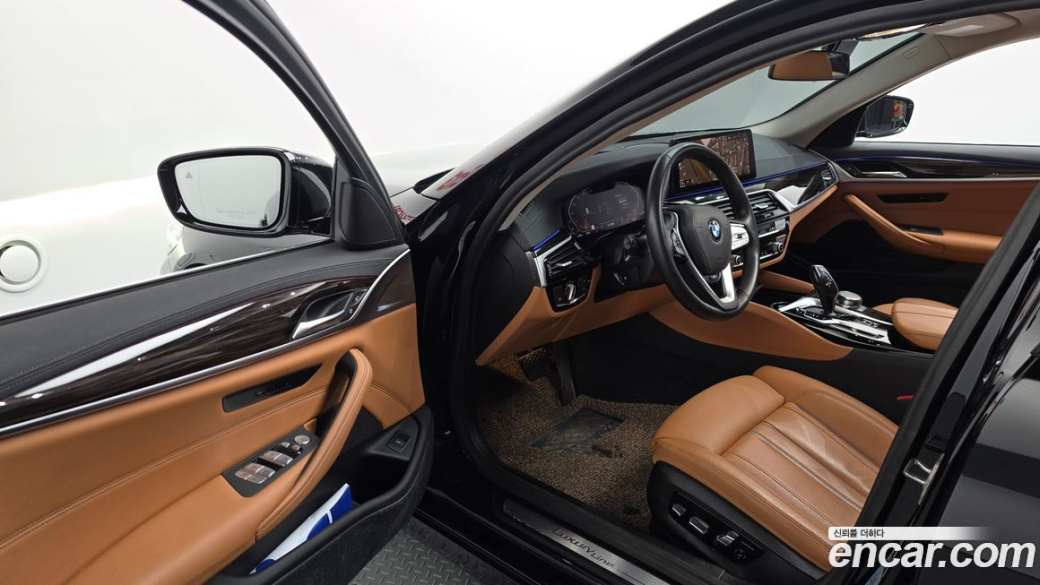 BMW 5-Series 520i Luxury, 2023