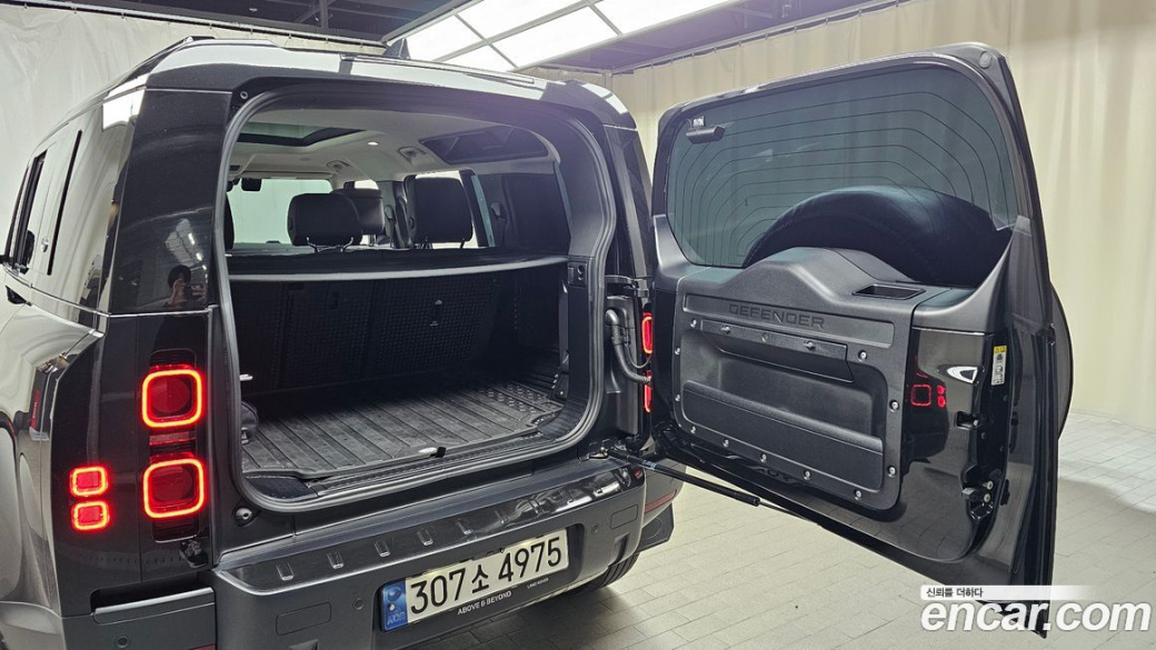 Land Rover Defender 110 D300 HSE, 2023